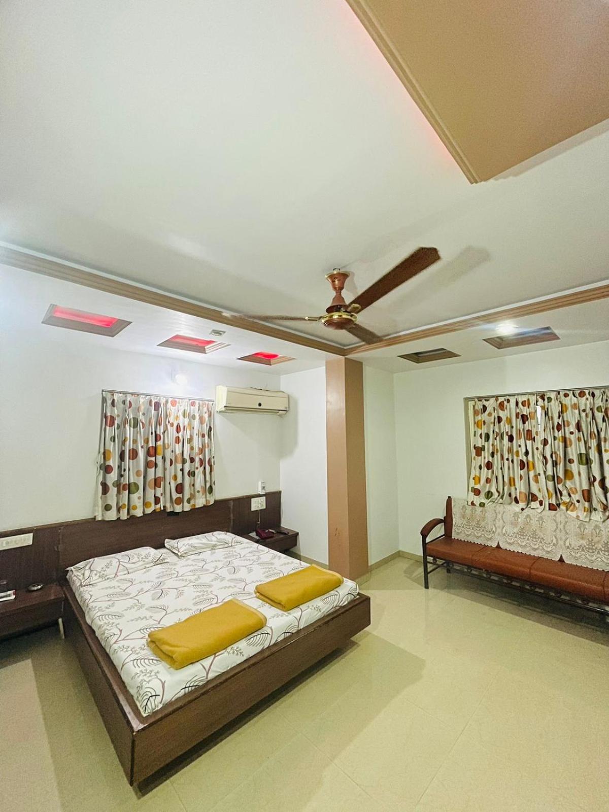 Hotel Rajdhani And Guest House Gujarat - Best Family Hotel In Halol Near Pavagadh And Halol Gidc Exterior photo