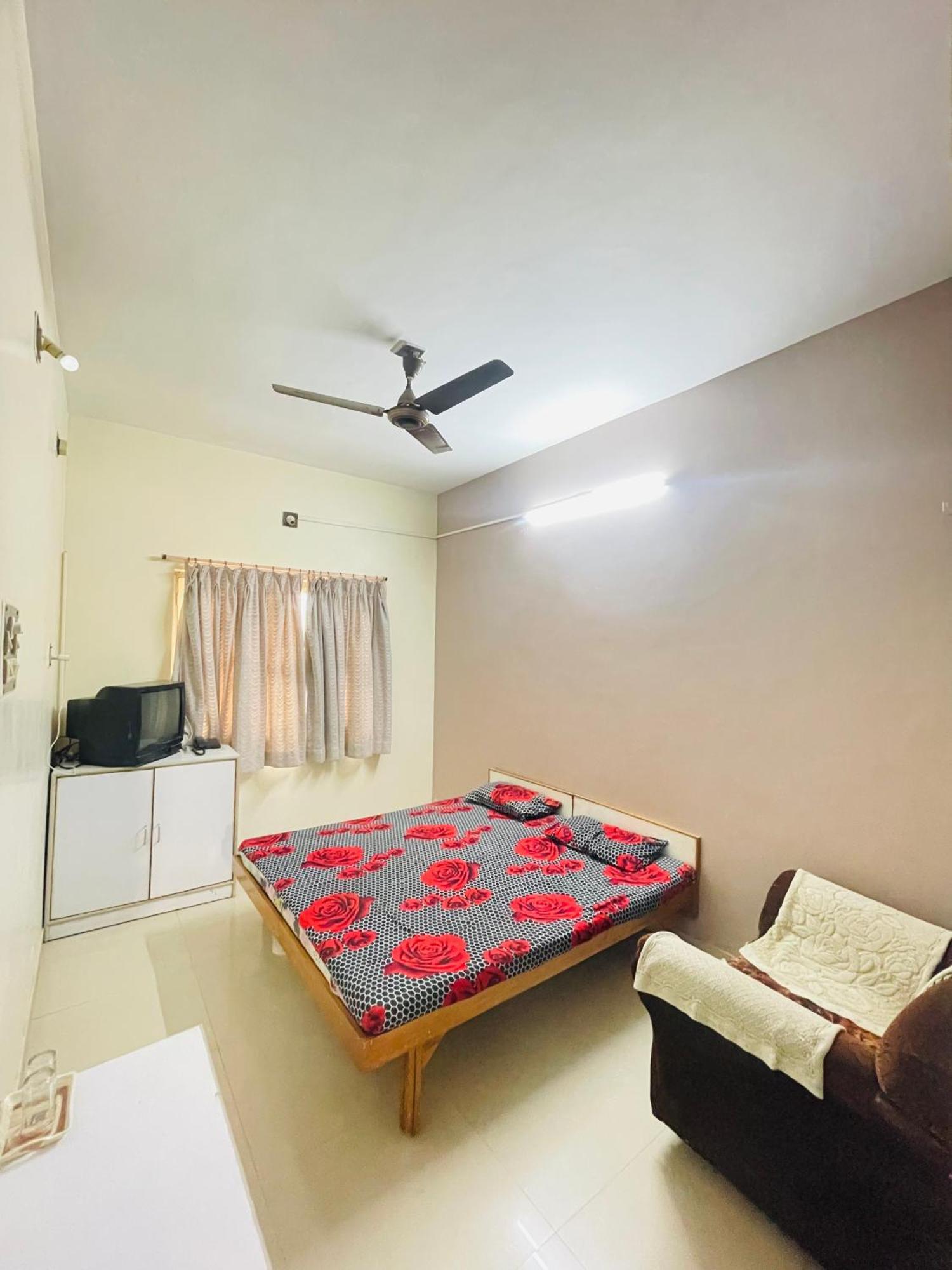 Hotel Rajdhani And Guest House Gujarat - Best Family Hotel In Halol Near Pavagadh And Halol Gidc Room photo