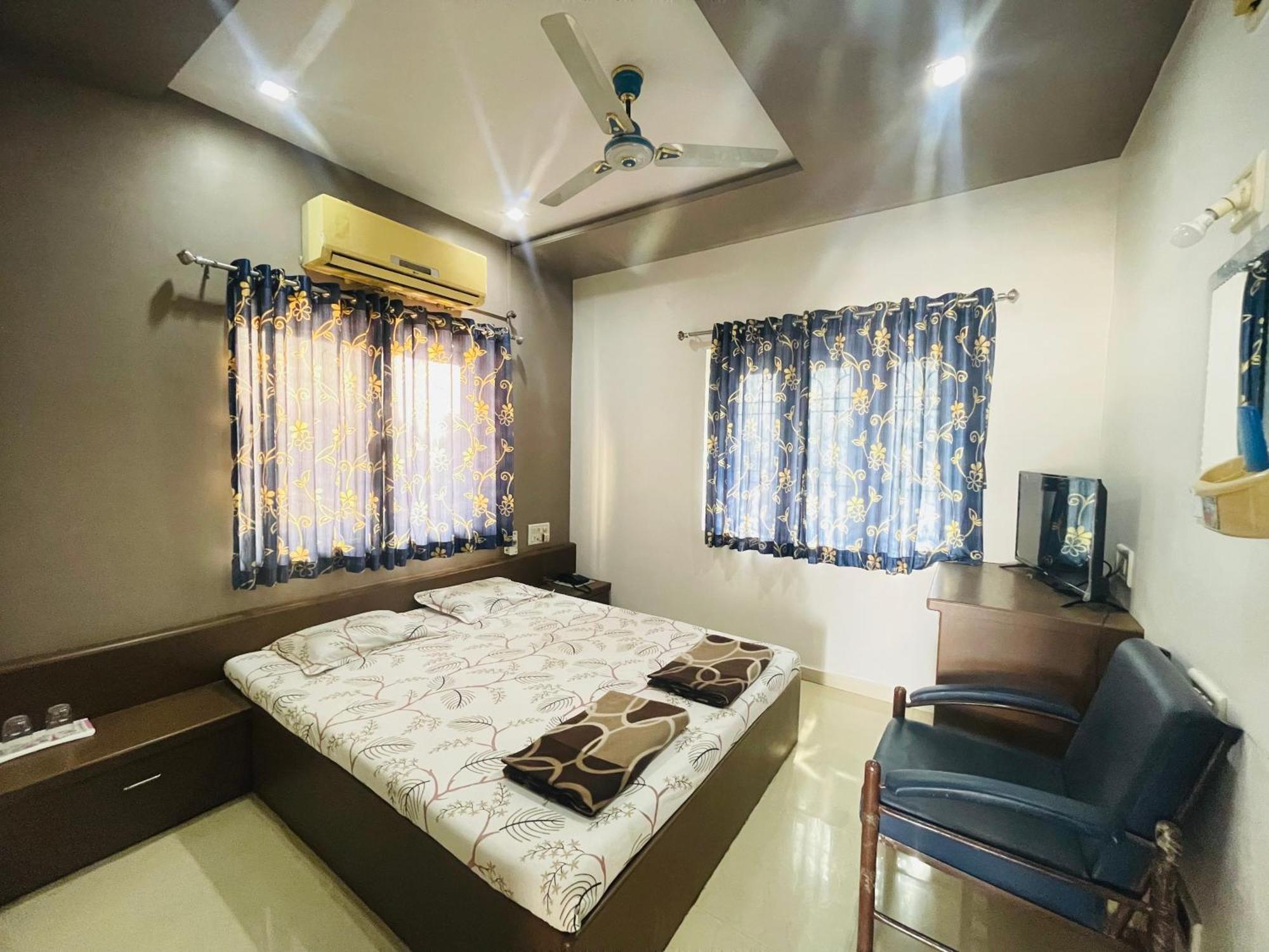 Hotel Rajdhani And Guest House Gujarat - Best Family Hotel In Halol Near Pavagadh And Halol Gidc Exterior photo
