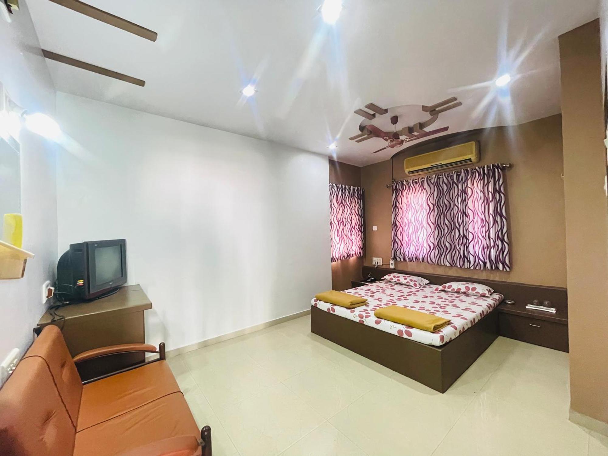 Hotel Rajdhani And Guest House Gujarat - Best Family Hotel In Halol Near Pavagadh And Halol Gidc Exterior photo